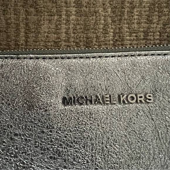 Michael Kors LT Pewter LG Dome Crossbody Leather Bag - Picture 5 of 14